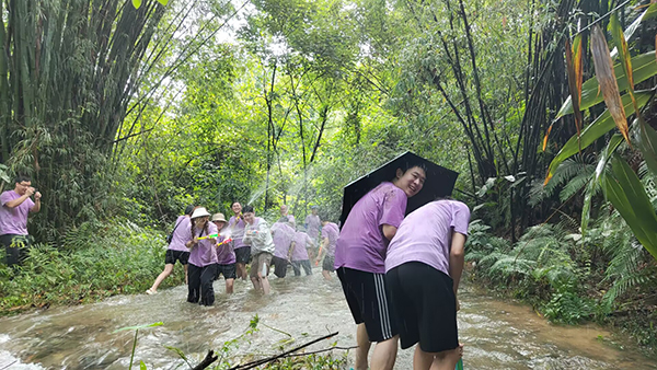 陳楷如：觀戰(zhàn)！“濕身”快樂(lè)！.jpg